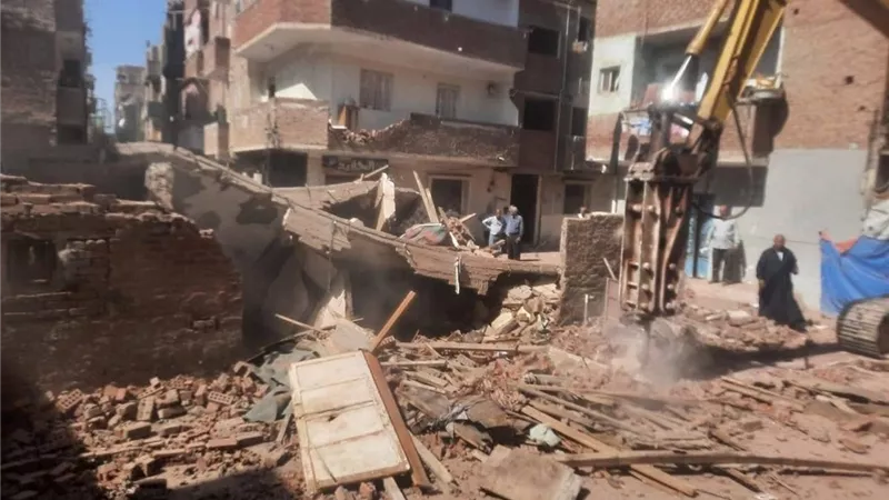 إزالة عقار آيل للسقوط في منيا القمح بالشرقية | صور
