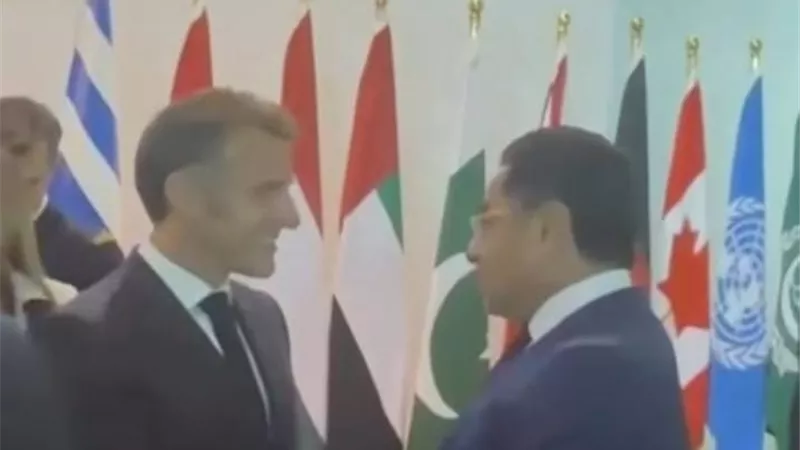 خالد أبو بكر يوثق لقاء ماكرون في قمة شرم الشيخ