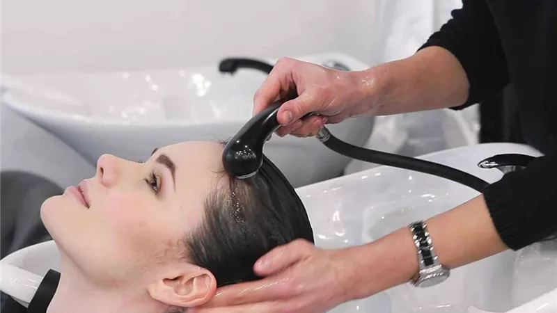 غسل الشعر في صالون التجميل قد يسبب سكتة دماغية.. دراسة تكشف مفاجأة