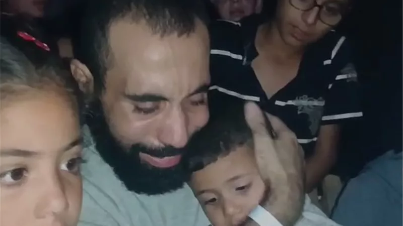 «يصعب ع الكافر».. «إيجبتك» يوثِّق لحظة لقاء الأسير مصعب نائل حمو وعائلته