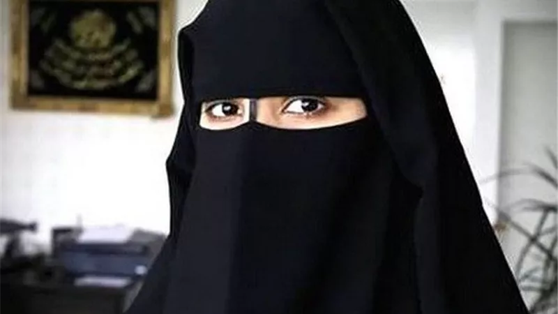 ما حكم صلاة المرأة بالنقاب؟.. «الإفتاء» تجيب