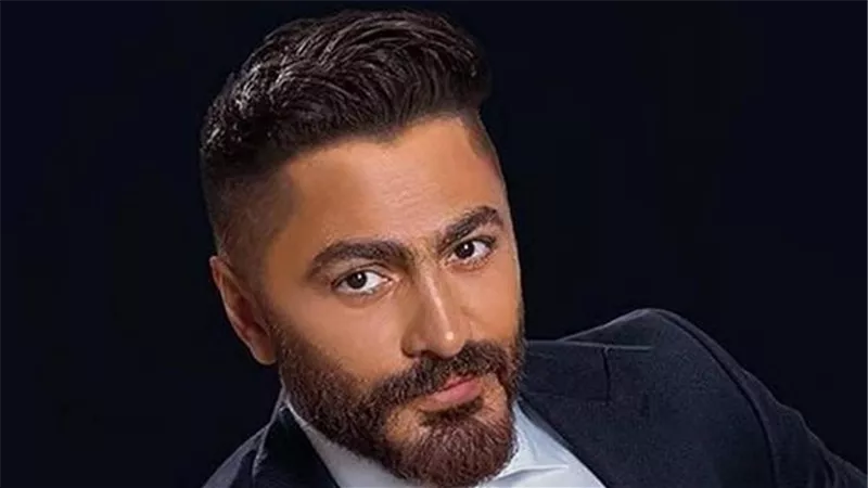 تامر حسني يشوّق جمهوره لحفله في فرنسا: «بالفرنساوي مستنيكوا»