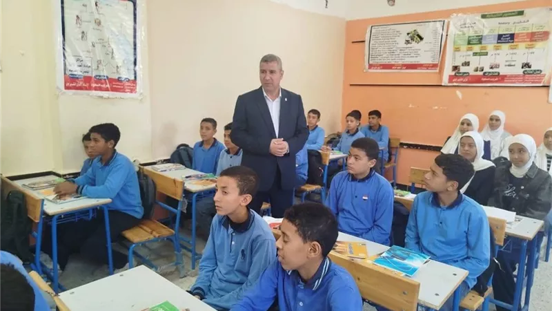 وكيل أول وزارة التعليم بالشرقية يوضح للطلاب مزايا نظام البكالوريا خلال جولاته