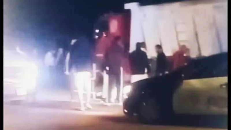 مصرع دليفري صدمته سيارة نقل أثناء استقلال دراجته النارية بـ15 مايو