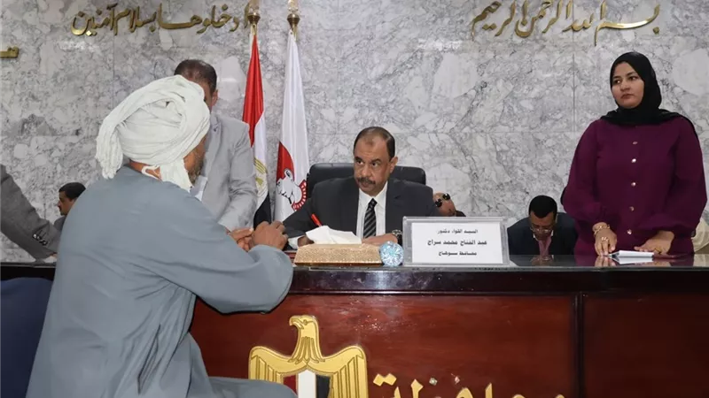 فرص عمل وعلاج على نفقة الدولة.. محافظ سوهاج يعقد اللقاء الجماهيري الأسبوعي