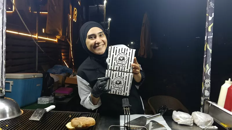 من ألم الفراق إلى إحياء الذكرى.. إسراء شابة من الزقازيق تُعيد الحياة لمشروع شقيقها الراحل 