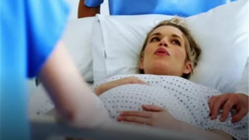 دار الإفتاء توضح حكم ولادة المرأة على يد طبيب رجل