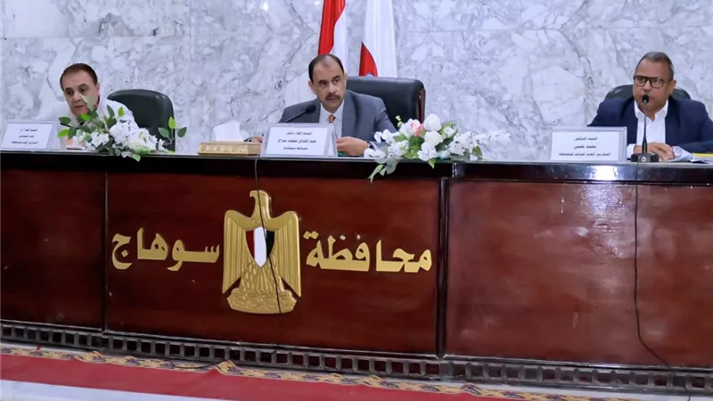 محافظ سوهاج يترأس اجتماع اللجنة الرئيسية لحصر مباني الإيجار القديم
