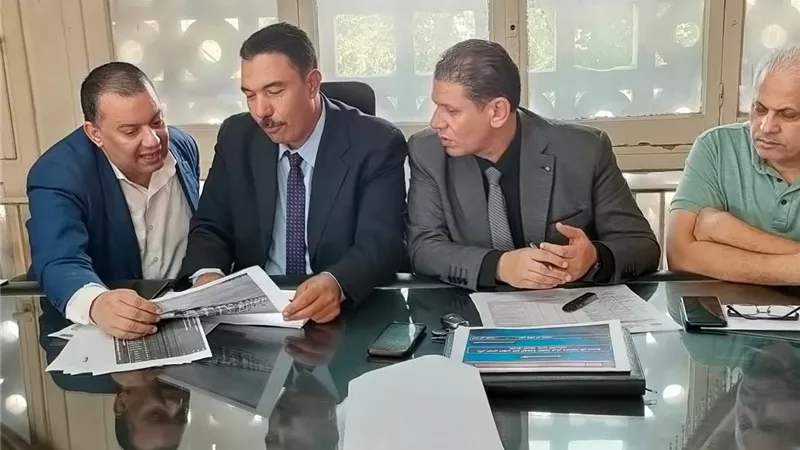رئيس مدينة كفر الشيخ يتابع ملفات التصالح بمركز المعلومات.. ويشدد على سرعة كافة الإجراءات