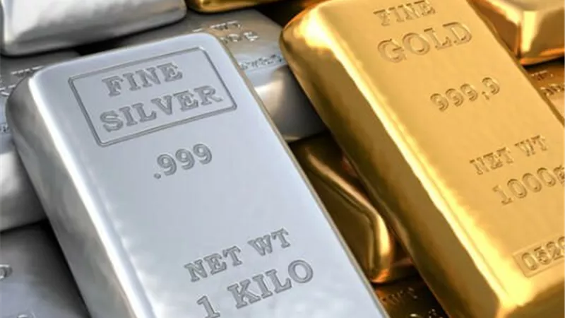 الذهب أم الفضة؟ أيهما الأفضل للاستثمار في 2025؟ تحليل يكشف لـ