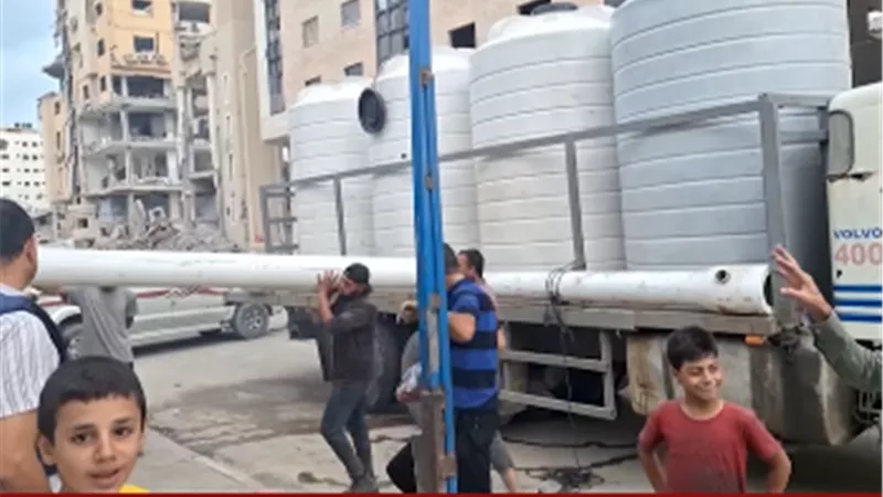 شاهد..سكان غزة يبدأون إعادة بناء محطة لتحلية مياه الشرب
