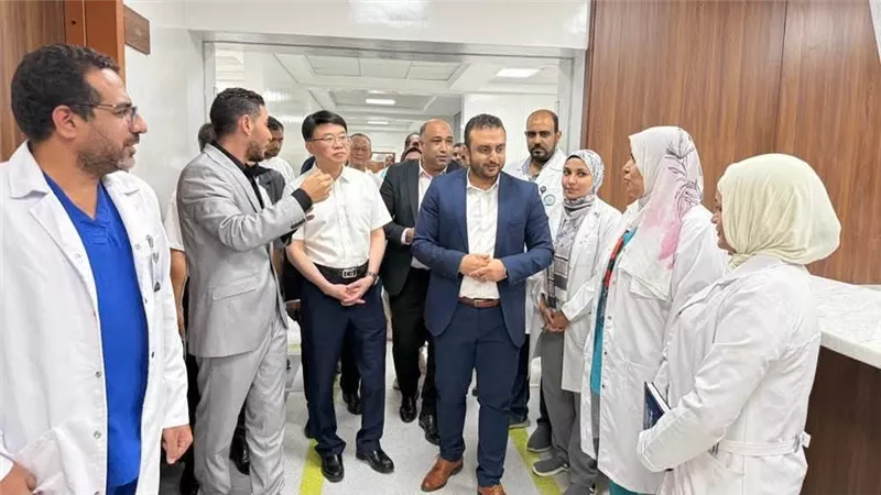 وفد صيني رفيع المستوى يزور مجمع الأقصر الطبي الدولي
