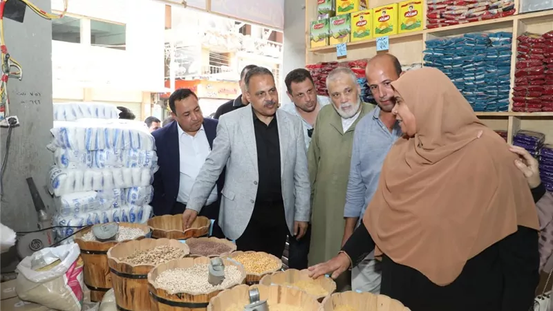 محافظ الشرقية يدعو المواطنين للشراء بأسعار مخفضة بسوق اليوم الواحد بكفر صقر