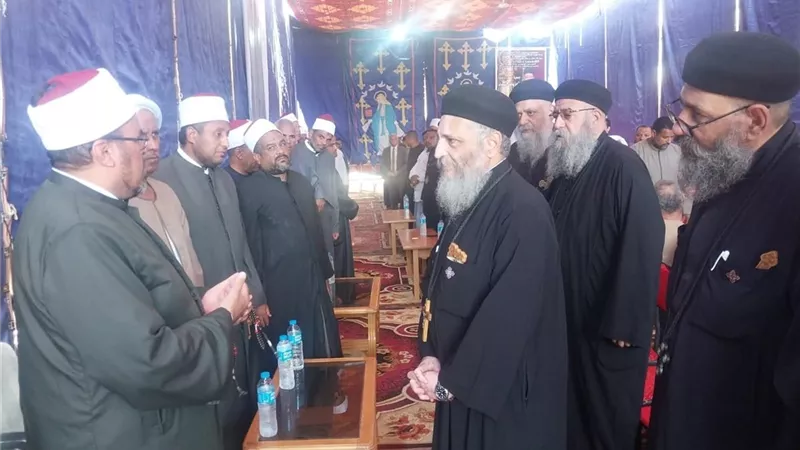 قيادات الدعوة بمديرية أوقاف الأقصر يقدمون العزاء في القس دميان راعي دير القديسين بالطود