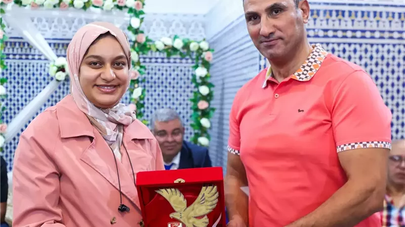 ياسر لبيب يهدي درع الأهلي لجهة «الدار البيضاء سطات»
