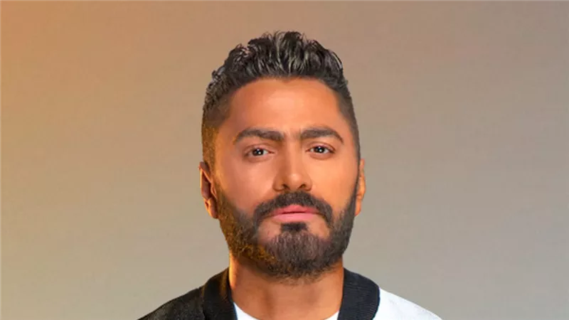 تامر حسني يكشف عن أحدث أعماله: «عامل الموضة.. الخزنة»