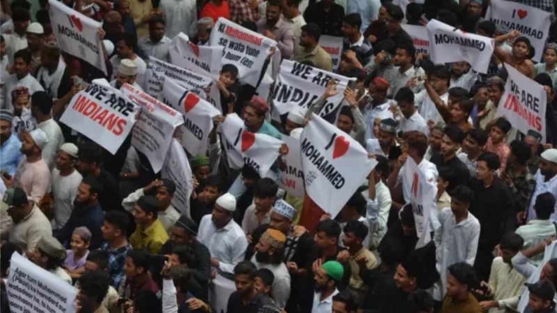اعتقال 2500 مسلم في الهند بحملة عنصرية ضد جملة «أحب محمدًا»