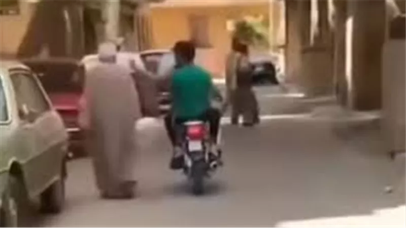 لهم معلومات جنائية.. إحالة المتهمين بصفع المواطنين بالشارع للمحاكمة