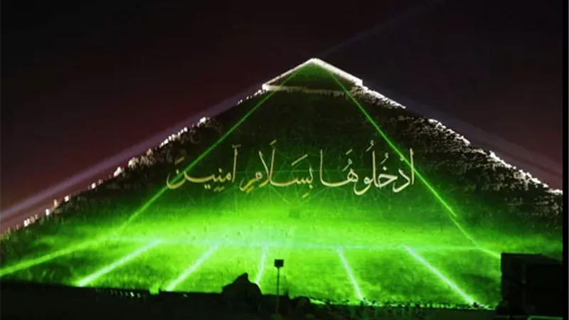 أهرامات الجيزة تتزين احتفالًا بنجاح قمة شرم الشيخ للسلام|فيديو