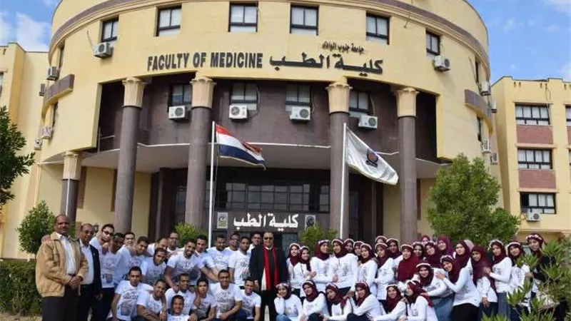 من سرق هيبة «البالطو» الأبيض؟.. خبراء يحذرون: الدولار لا يصنع طبيبًا