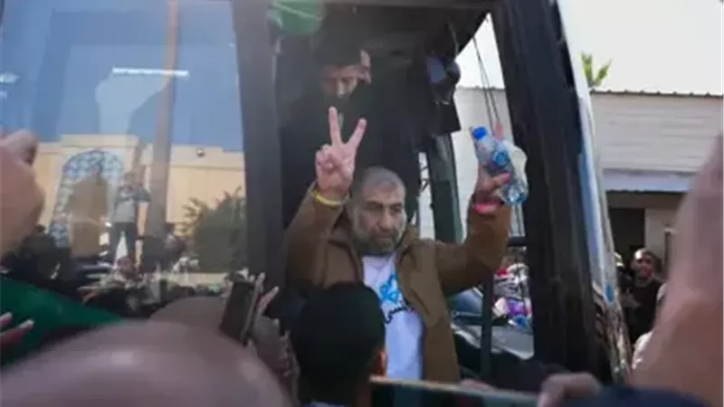 وصول عدد من الأسرى الفلسطينيين المُبعدين إلى القاهرة بعد الإفراج عنهم