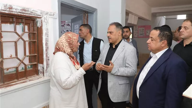 محافظ الشرقية يوجه بتوفير احتياجات المدرسة الفكرية بكفر صقر خلال زيارة مفاجئة