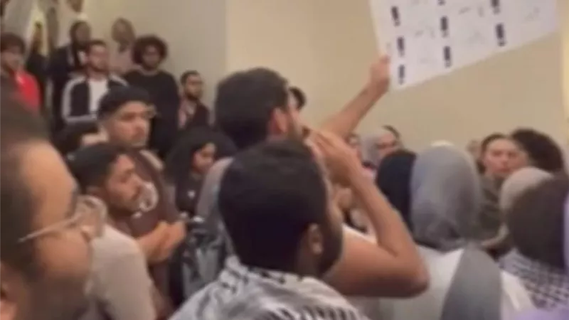 طلاب الجامعة الأمريكية يحتجون على استضافة السفير الأمريكي الأسبق لدى إسرائيل