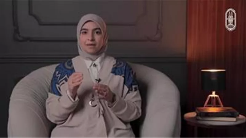 والدتي تتنصت على مكالماتي ما الحكم؟ .. أميرة رسلان تُجيب