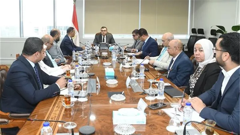 وزير الإسكان يؤكد الالتزام بالجودة ودفع معدلات التنفيذ لمشروع “ديارنا” 