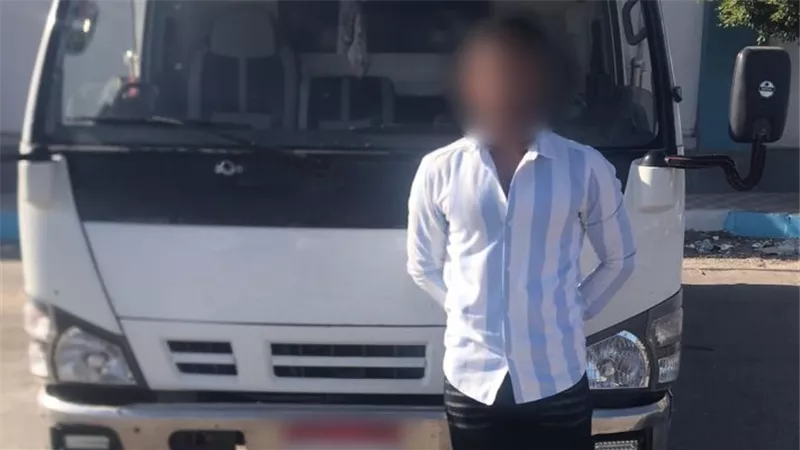ضبط سائق وضع قدمه خارج نافذة السيارة أثناء القيادة على الطريق الدائري