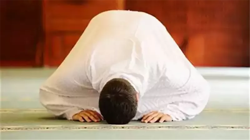 هل تجوز الصلاة بصوت إمام في الراديو أو التلفزيون؟.. الإفتاء توضح