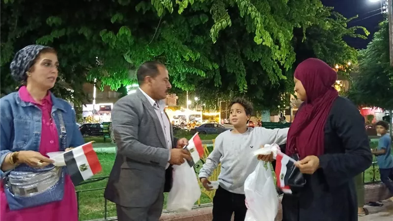 احتفالا بوقف إطلاق النار.. شباب الإسماعيلية يوزعون أرز باللبن وأعلام مصر 
