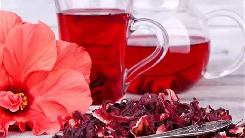 لماذا يجب شرب الكركديه يومياً؟ اكتشف فوائده لصحة الجسم وفقدان الوزن