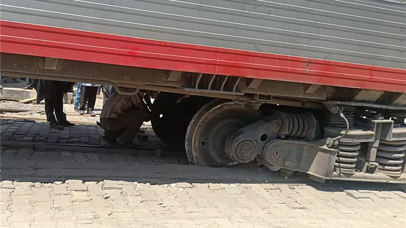 دون إصابات.. خروج عربة من قطار ركاب عن القضبان قبل دخوله محطة سوهاج
