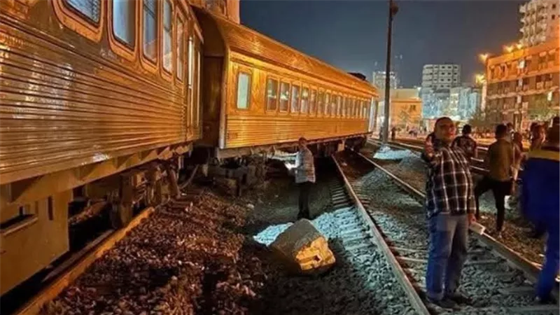  خروج عربة من قطار ركاب عن القضبان قبل دخوله محطة سوهاج.. صور
