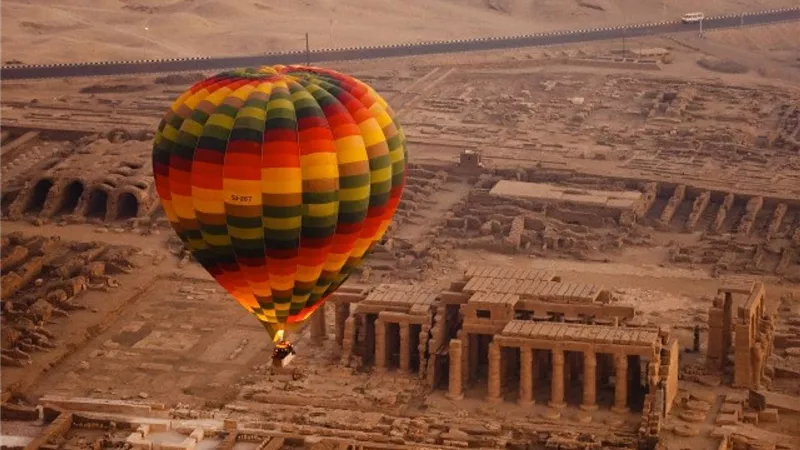 700 سائح يحلقون في سماء الأقصر على متن 25 رحلة بالون طائر