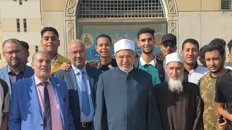 رئيس جامعة الأزهر يوزع 300 قطعة ملابس بالمجان لطلاب الدراسات الإسلامية
