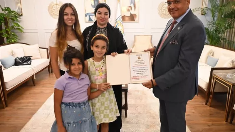 محافظ جنوب سيناء يكرم أسرة الشهيد العميد خالد عطية الشيخ تقديرا لتضحيات الشهداء