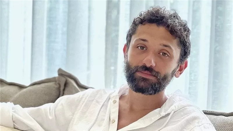 كريم محمود عبد العزيز خارج السباق الرمضاني بعد تأجيل عرض «دهب حرير» 