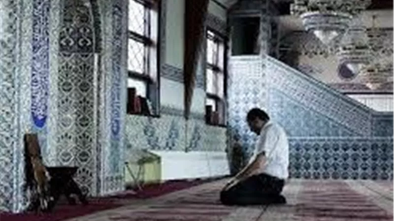 دار الإفتاء توضح حكم نسيان عدد الركعات أو التشهد الأوسط أثناء الصلاة