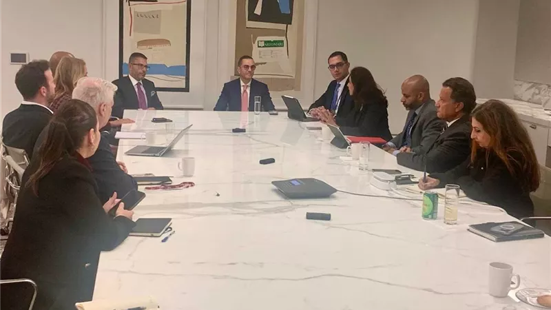 وزير الاستثمار يلتقي DLA Piper ومستثمرين دوليين في واشنطن