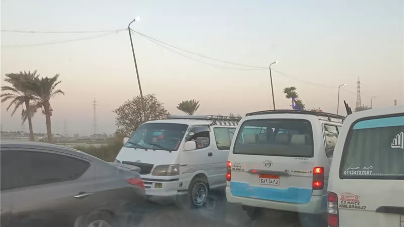 شلل مروري بحلوان يمتد للطريق الدائري الأوسطي بسبب أعمال حفر|صور
