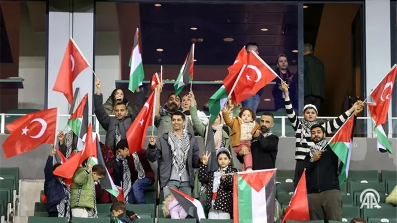 المنتخب التركي يكرّم أطفال غزة ويخصّص إيرادات مباراته لدعم الأهالي