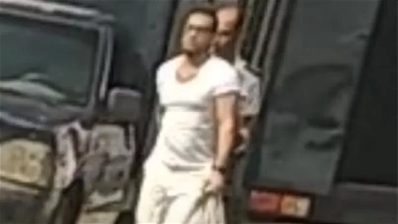 كلبش وبدلة بيضاء.. إيداع أوتاكا قفص الاتهام للحكم عليه بقضية 