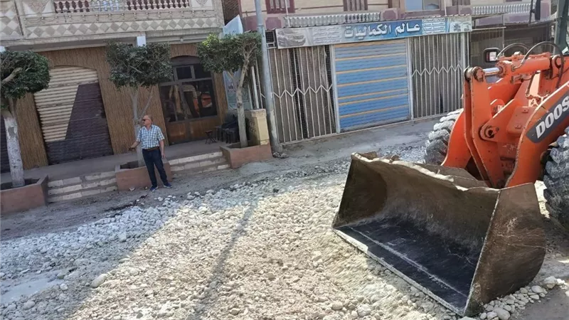 محافظ كفرالشيخ يتابع أعمال رفع كفاءة وتمهيد الطرق بسيدي غازي