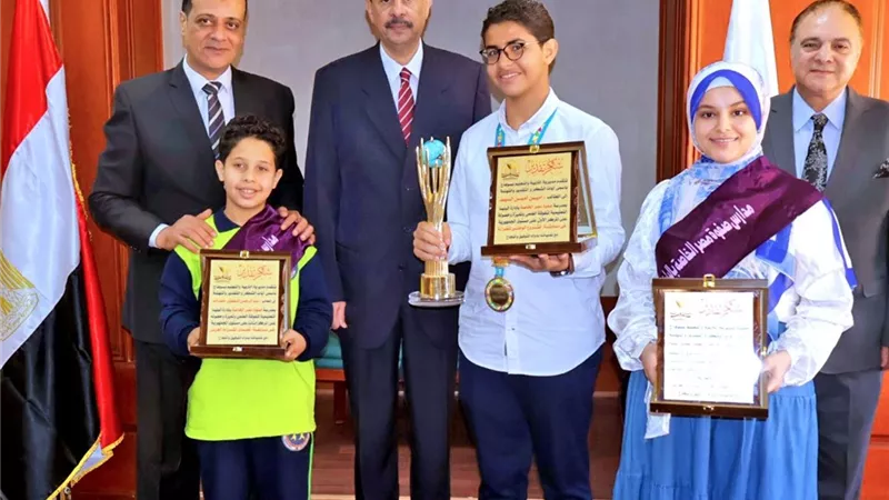 محافظ سوهاج يكرم أوائل الطلاب الفائزين في 