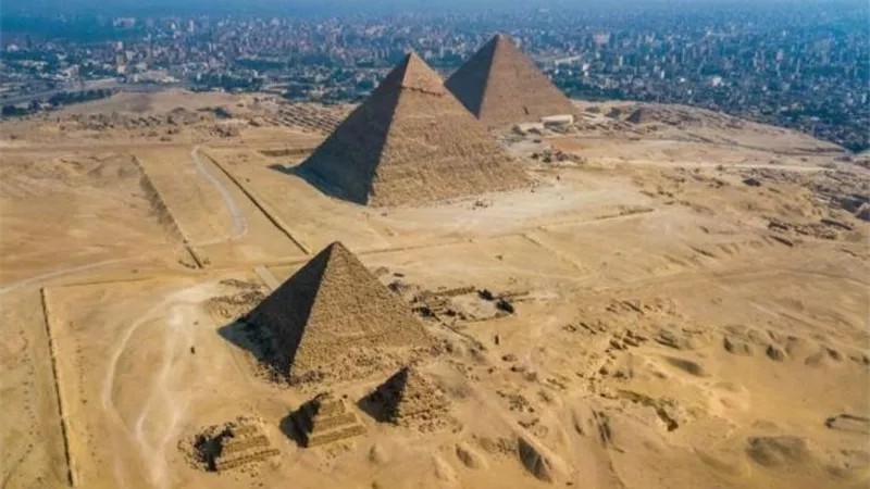 شكاوى من خطر يهدد حياة الزوار بالأهرامات.. وتحرك حكومي عاجل|خاص