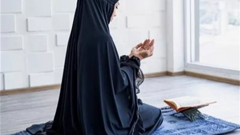 جدل حول ستْر قدمي المرأة أثناء الصلاة.. ودار الإفتاء تحسم