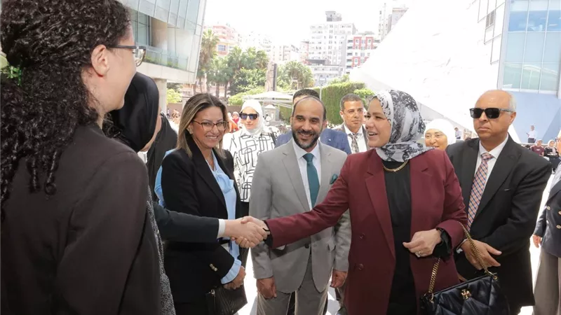رئيس «مصلحة الضرائب» في مكتبة الإسكندرية.. زيارة تنويرية حضارية