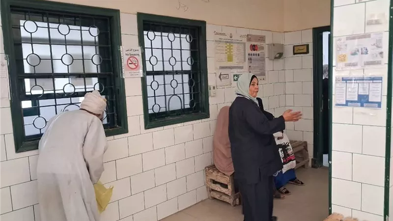 رئيس قرية دقميرة تتفقد الوحدة الصحية ومدرسة التعليم الأساسي بعزبة السرايا